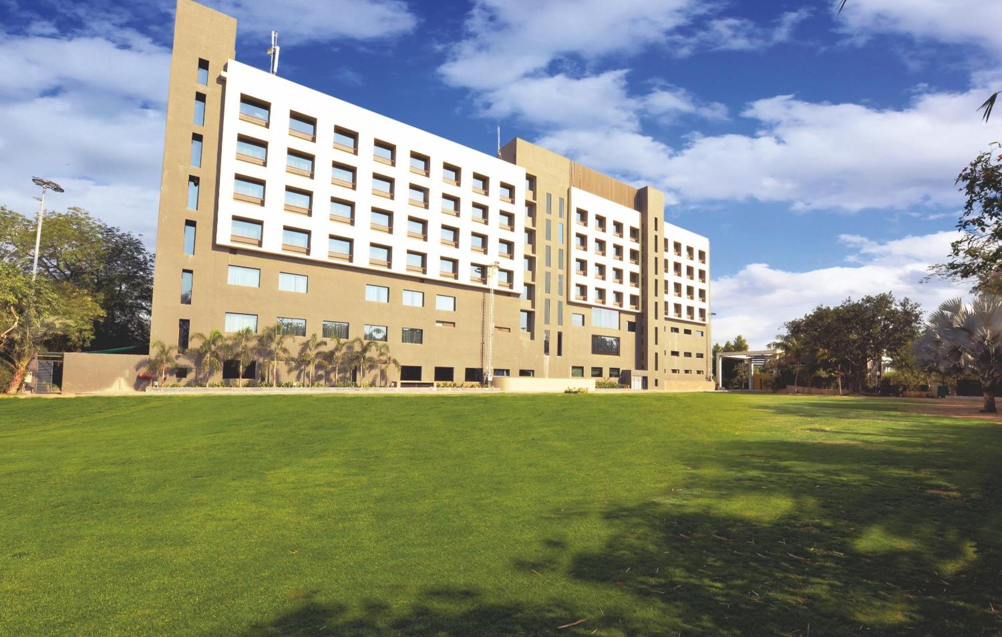 Narayani Heights, Ahmedabad Hotel Kültér fotó