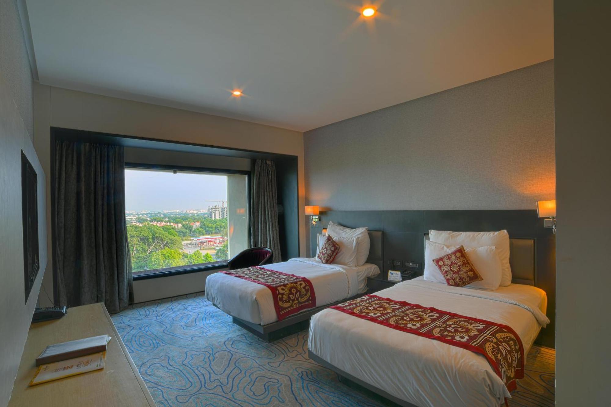 Narayani Heights, Ahmedabad Hotel Kültér fotó