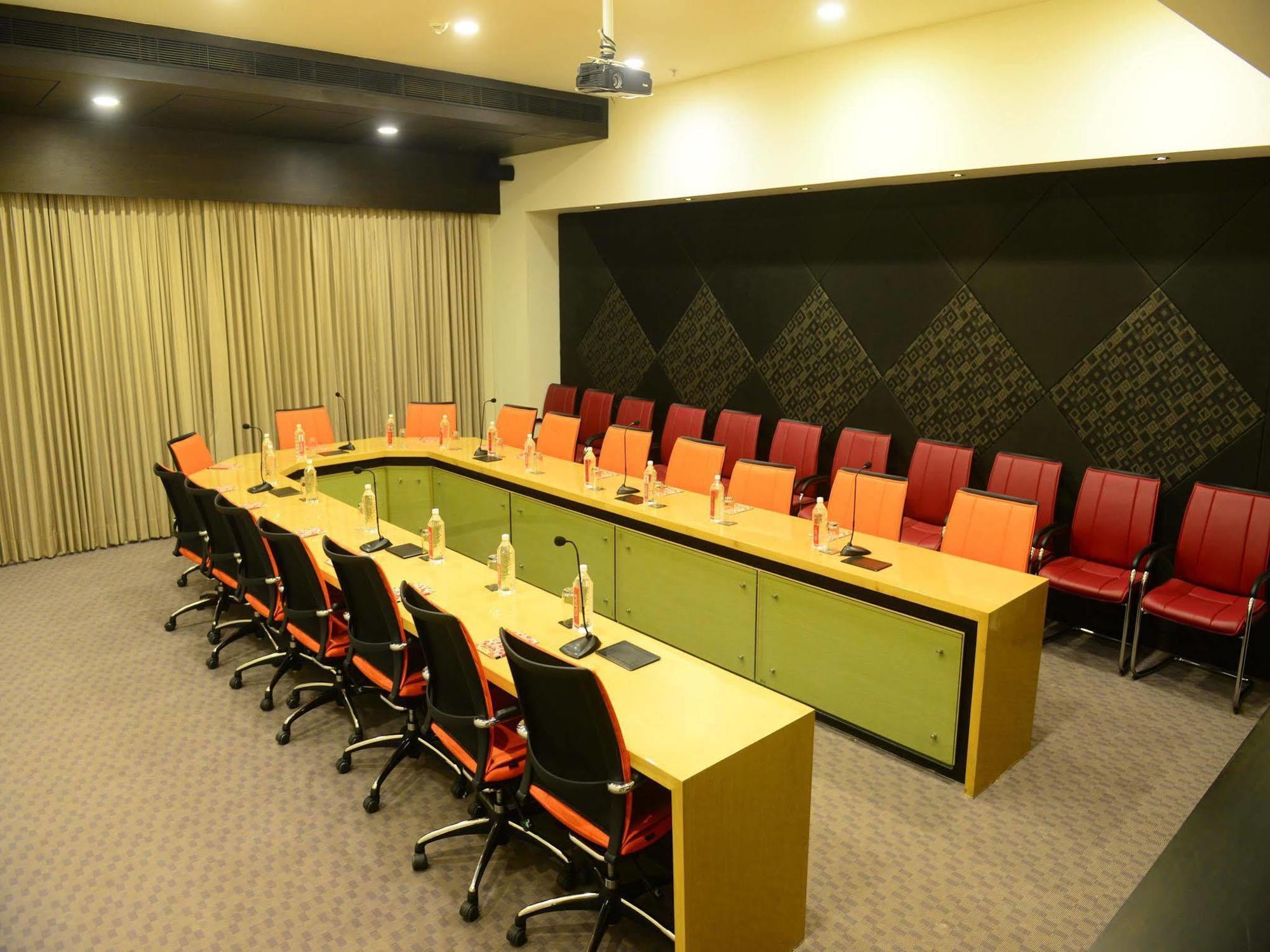 Narayani Heights, Ahmedabad Hotel Kültér fotó