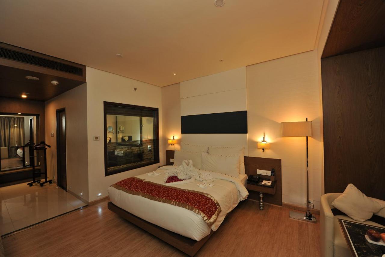 Narayani Heights, Ahmedabad Hotel Kültér fotó